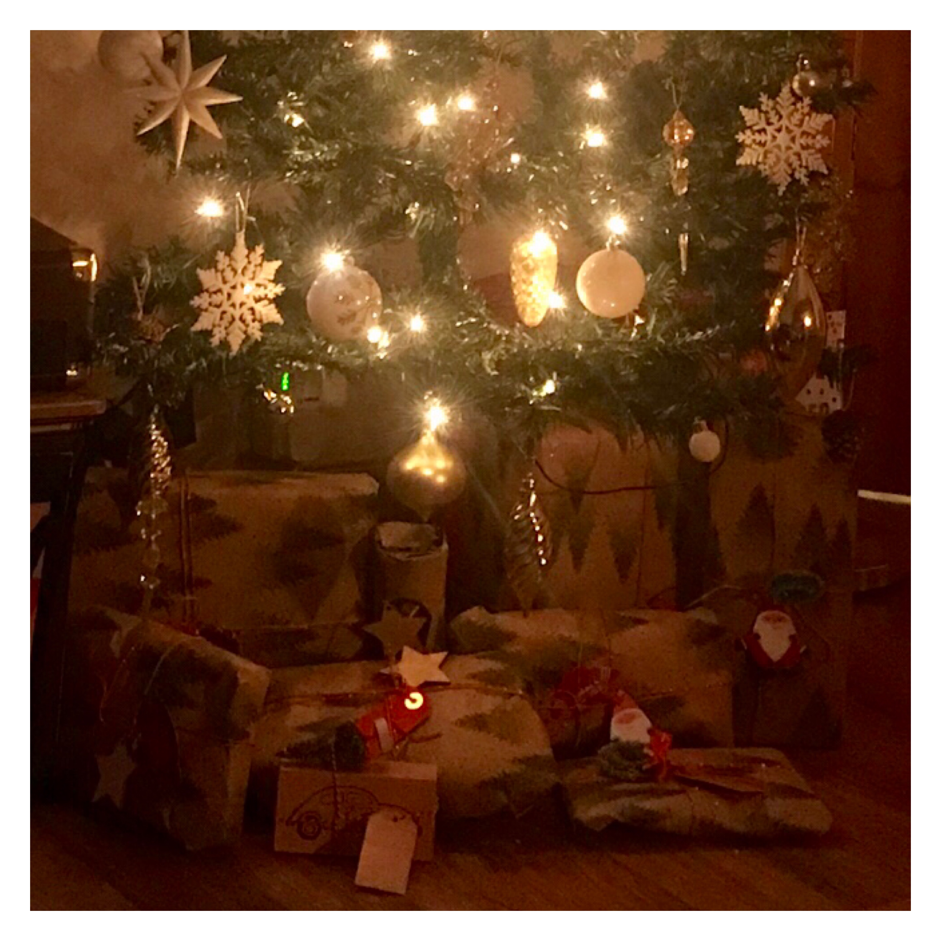 Xmas tree with presents 