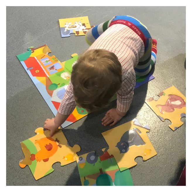 2yr old doing a jigsaw on the floor