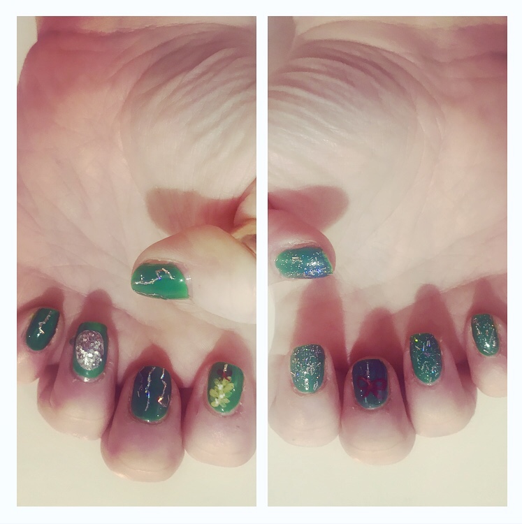 Xmas nail art.   Glitter ball and mistletoe on green background