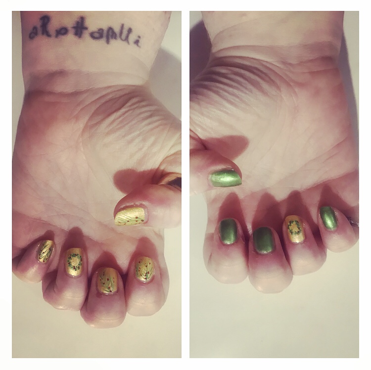 Gold nails with green & red wreath accent nail